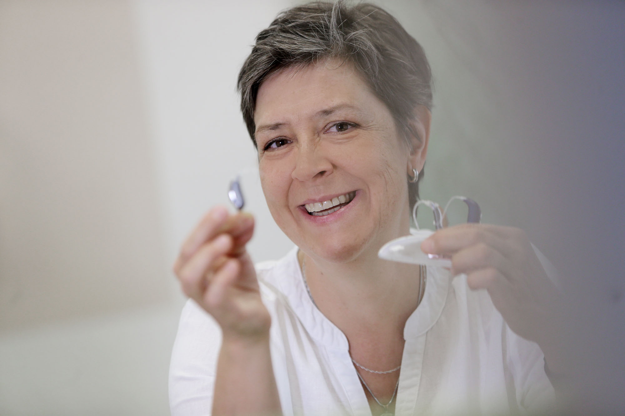 Hörakustikmeisterin Iris Franke schaut den Besucher an